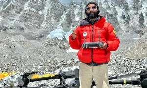 Drone trở thành phụ tá cho 'bác sĩ thác băng' trên Everest Drone trở thành phụ tá cho 'bác sĩ thác băng' trên Everest