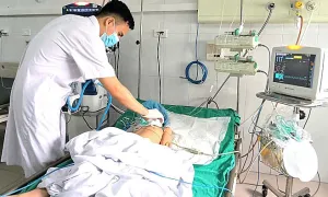 Vết thương ở bàn chân khiến bé gái 7 tuổi bị uốn ván Vết thương ở bàn chân khiến bé gái 7 tuổi bị uốn ván