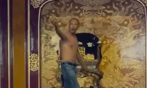 Người đập gãy ngai vàng triều Nguyễn bị tạm giữ Người đập gãy ngai vàng triều Nguyễn bị tạm giữ