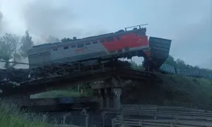 Sập cầu đường sắt ở Kursk, nghi bị cài thuốc nổ Sập cầu đường sắt ở Kursk, nghi bị cài thuốc nổ