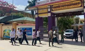 Giám thị bị đình chỉ vì phụ huynh tố 'xem thường thí sinh' Giám thị bị đình chỉ vì phụ huynh tố 'xem thường thí sinh'
