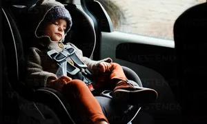 Hiểm họa chết người khi ở lâu trong ôtô đóng kín Hiểm họa chết người khi ở lâu trong ôtô đóng kín