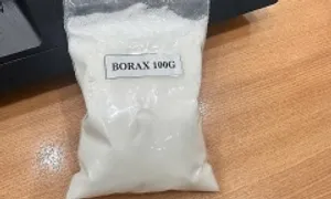 Bé gái ngộ độc do uống nhầm nước pha hàn the