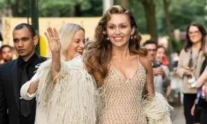 Váy áo gợi cảm của Miley Cyrus