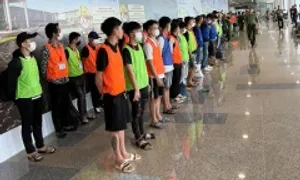 Đón lõng ở sân bay, bao vây nhà riêng bắt 100 kẻ gọi điện thoại lừa hơn 2.000 tỷ đồng