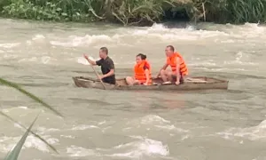 Ba người mắc kẹt trên ốc đảo giữa sông Đồng Nai Ba người mắc kẹt trên ốc đảo giữa sông Đồng Nai