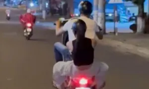 'Bốc đầu' 5 giây, nam thanh niên bị tịch thu xe máy 'Bốc đầu' 5 giây, nam thanh niên bị tịch thu xe máy