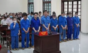Nghi 'bỏ lọt tội phạm' với nhiều cán bộ hải quan trong vụ án tiếp tay buôn lậu Nghi 'bỏ lọt tội phạm' với nhiều cán bộ hải quan trong vụ án tiếp tay buôn lậu