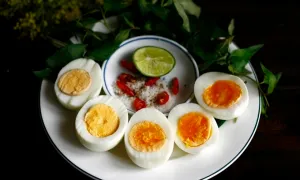 Trứng luộc bị viền xanh có ăn được không? Trứng luộc bị viền xanh có ăn được không?