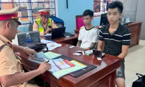 Hai thanh niên dương tính ma túy, lái ôtô bỏ chạy qua nhiều tuyến phố Hai thanh niên dương tính ma túy, lái ôtô bỏ chạy qua nhiều tuyến phố