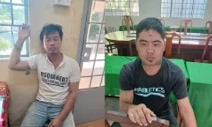 Hai người đi ôtô dùng súng điện bắn 14 con chó Hai người đi ôtô dùng súng điện bắn 14 con chó