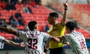 Trọng tài suýt biến bàn thắng thành quả phạt góc Trọng tài suýt biến bàn thắng thành quả phạt góc