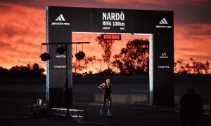 Runner Nam Phi chạy 100 km dưới 6 giờ Runner Nam Phi chạy 100 km dưới 6 giờ