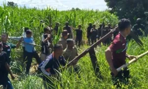 Dân Campuchia ngăn binh sĩ Thái Lan rải dây thép gai ở biên giới Dân Campuchia ngăn binh sĩ Thái Lan rải dây thép gai ở biên giới