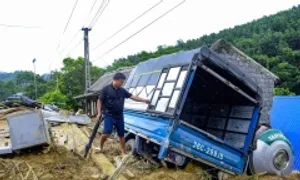 Ba ôtô suýt bị đất đá vùi lấp