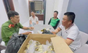 Bôi đất cát lên kim loại giả là cổ vật