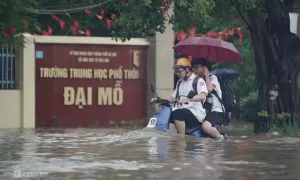 Học sinh ăn tối tại trường vì giao thông tê liệt Học sinh ăn tối tại trường vì giao thông tê liệt