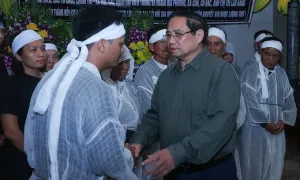 Thủ tướng thăm hỏi dân vùng lốc xoáy Ninh Bình Thủ tướng thăm hỏi dân vùng lốc xoáy Ninh Bình