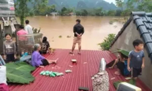 Dân Thái Nguyên trắng đêm cầm cự với lũ trên nóc nhà Dân Thái Nguyên trắng đêm cầm cự với lũ trên nóc nhà