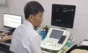 Bác sĩ bị phản ánh 'vừa siêu âm bệnh nhân vừa xem bóng đá' Bác sĩ bị phản ánh 'vừa siêu âm bệnh nhân vừa xem bóng đá'