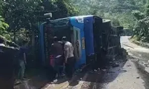 Lật xe khách, hai người chết Lật xe khách, hai người chết