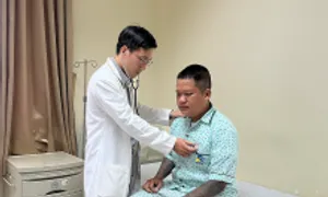 Nam thanh niên đột quỵ khi đang đá bóng Nam thanh niên đột quỵ khi đang đá bóng