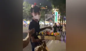 Khách nữ tố bị người bán hàng rong quấy rối ở Hồ Gươm Khách nữ tố bị người bán hàng rong quấy rối ở Hồ Gươm