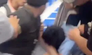 Bảo vệ bị hành hung trên tàu metro vì nhắc khách giữ trật tự
