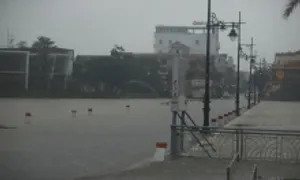 Huế cho học sinh nghỉ học tránh lũ